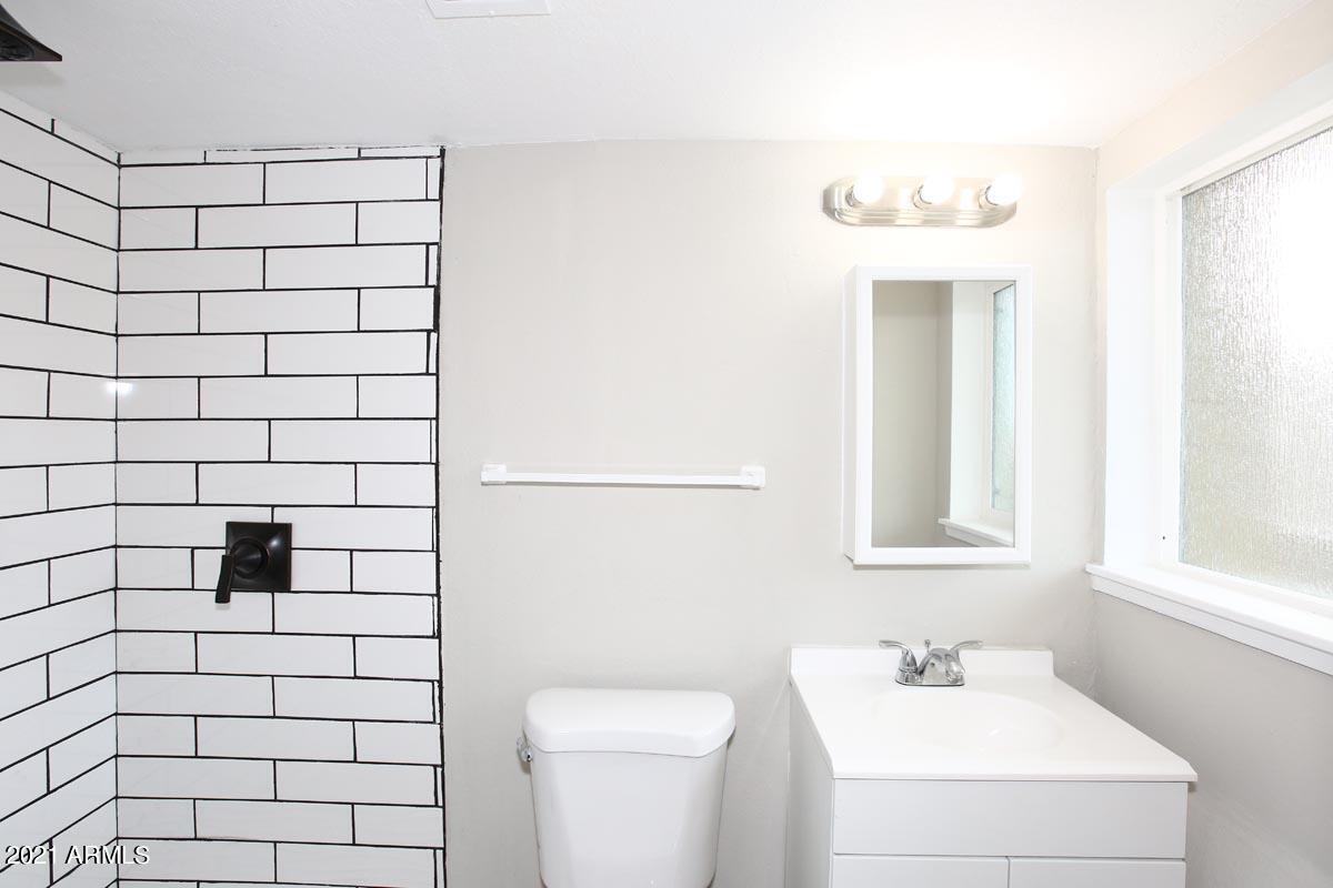 353 East Thomas Road, Unit C406 Phoenix, AZ 85012 - Photo 12 of 31 Master Bath