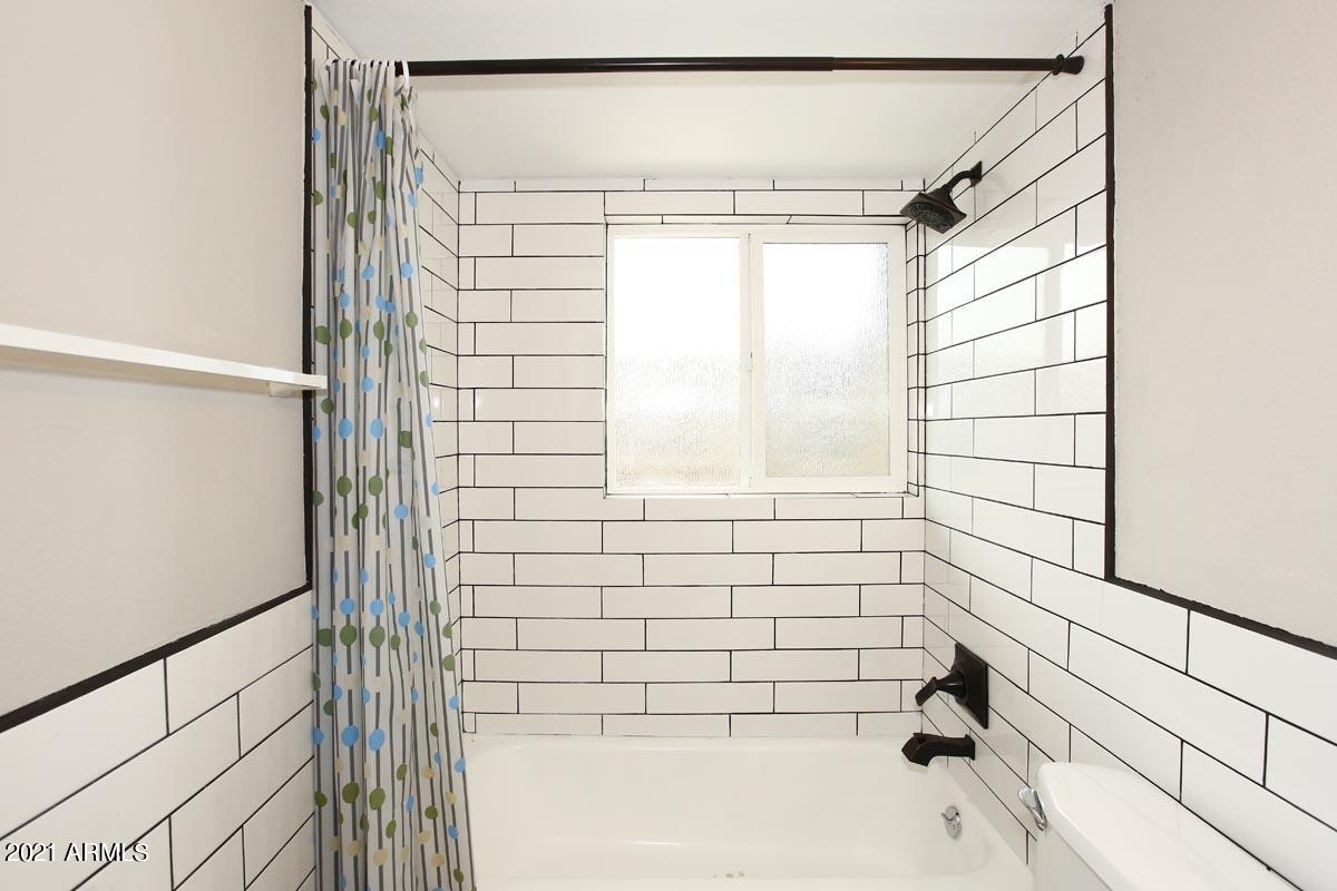 353 East Thomas Road, Unit C406 Phoenix, AZ 85012 - Photo 17 of 31 Guest Bath-Tub
