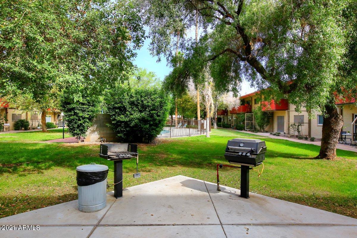 353 East Thomas Road, Unit C406 Phoenix, AZ 85012 - Photo 20 of 31 Community BBQ Grills