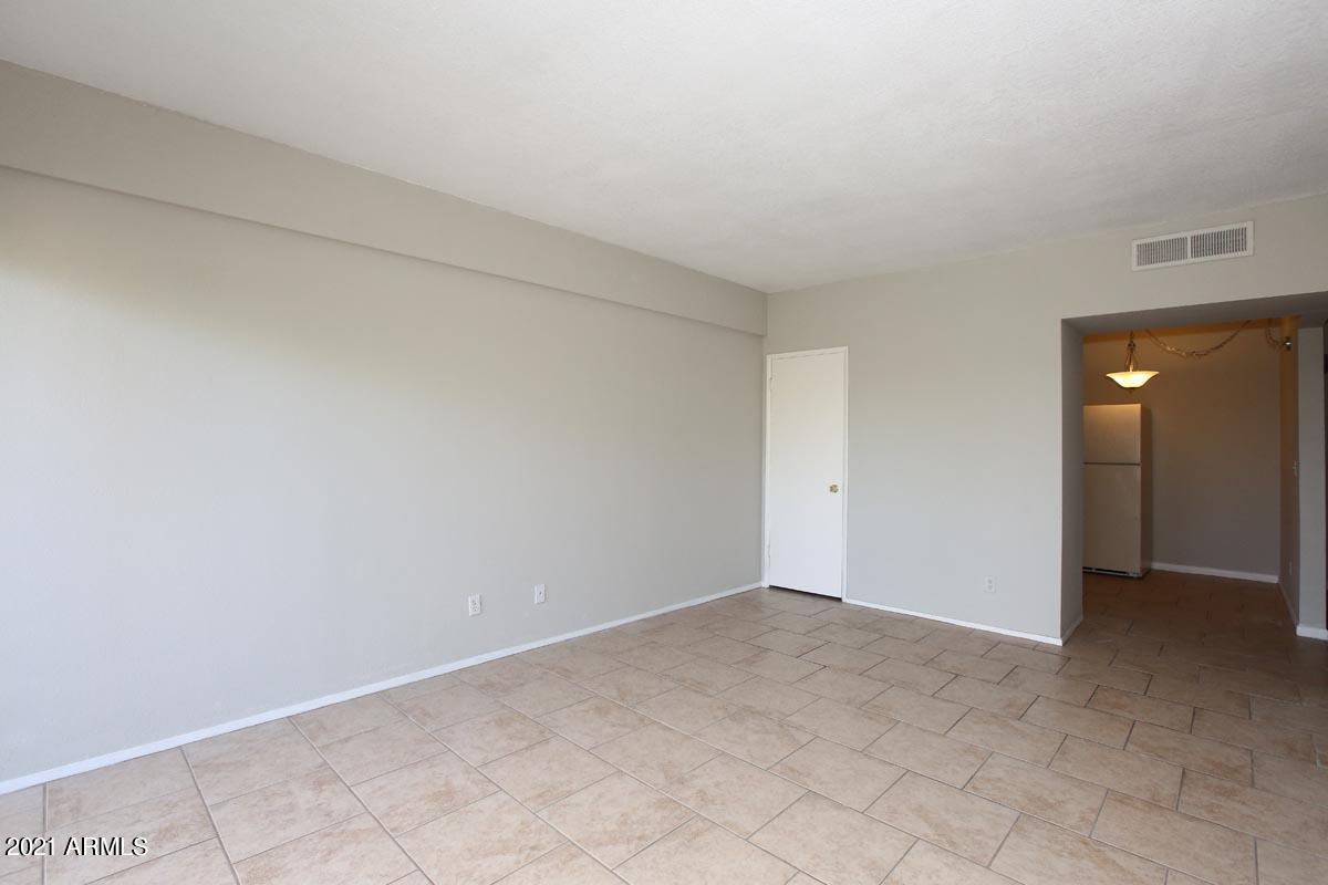 353 East Thomas Road, Unit C406 Phoenix, AZ 85012 - Photo 4 of 31 Great Room-Kitchen