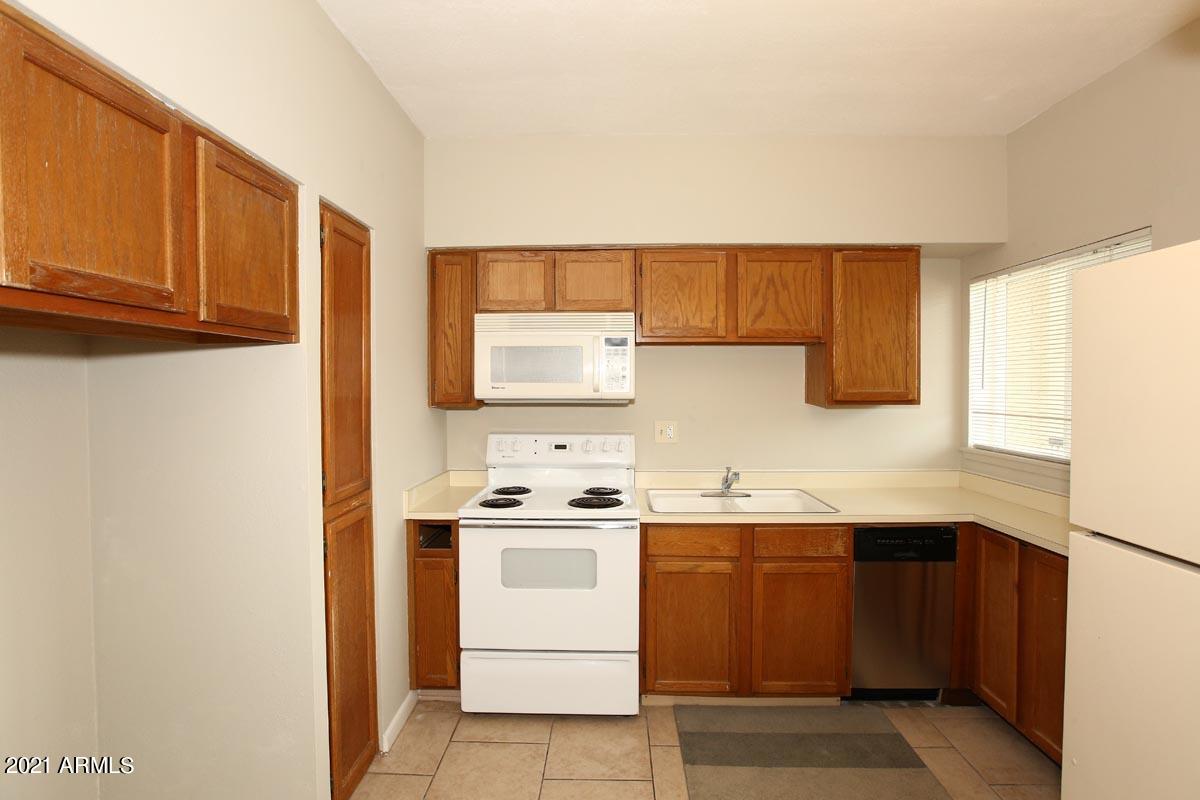 353 East Thomas Road, Unit C406 Phoenix, AZ 85012 - Photo 8 of 31 Kitchen2