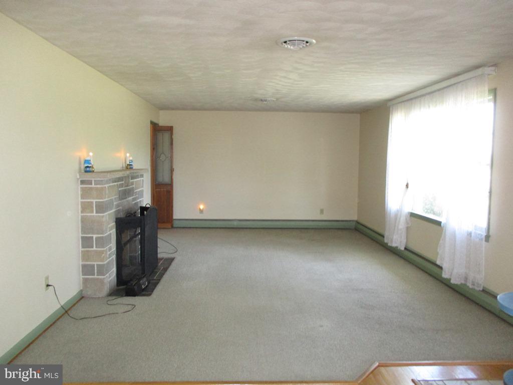 901 Hanover Road York, PA 17408 - Photo 4 of 43