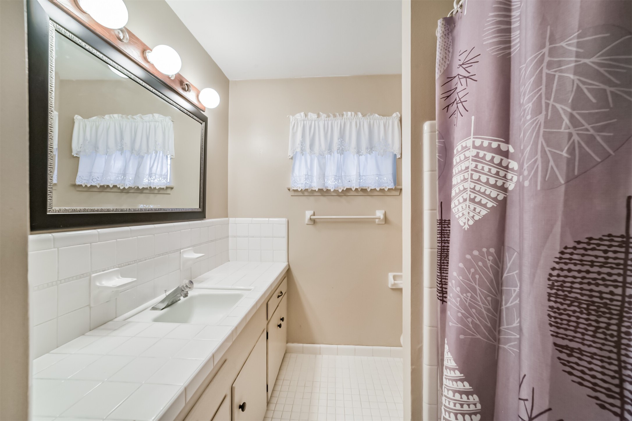 7510 Romney Road Houston, TX 77036 - Photo 20 of 32 Secondary bathroom