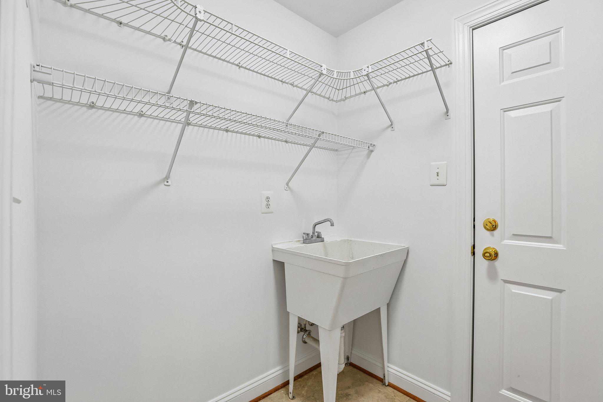 11612 Meeting House Road Myersville, MD 21773 - Photo 19 of 60 Mud room