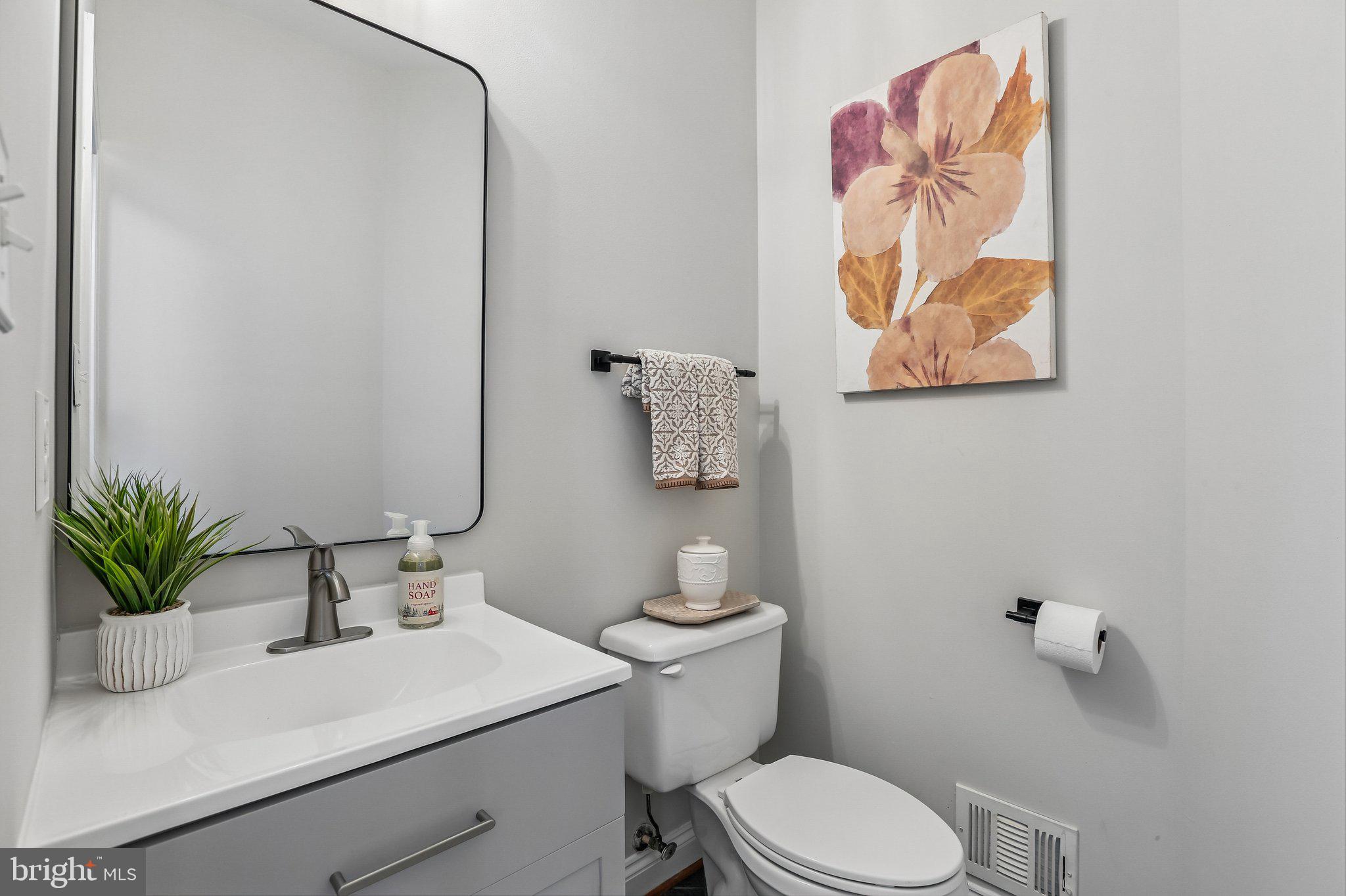 11612 Meeting House Road Myersville, MD 21773 - Photo 26 of 60 Powder room