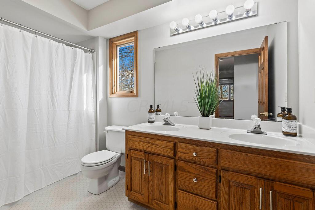 546 Clotts Road Columbus, OH 43230 - Photo 26 of 41 Primary En Suite