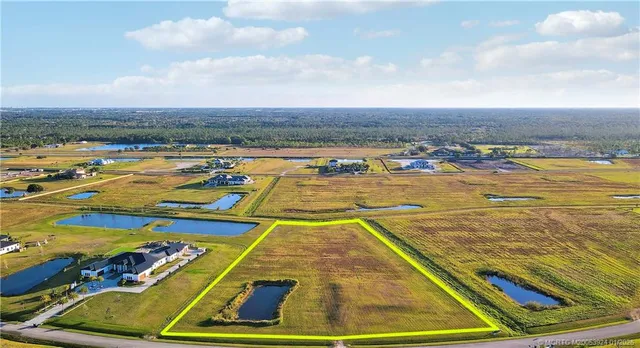 a view of an outdoor space and city view