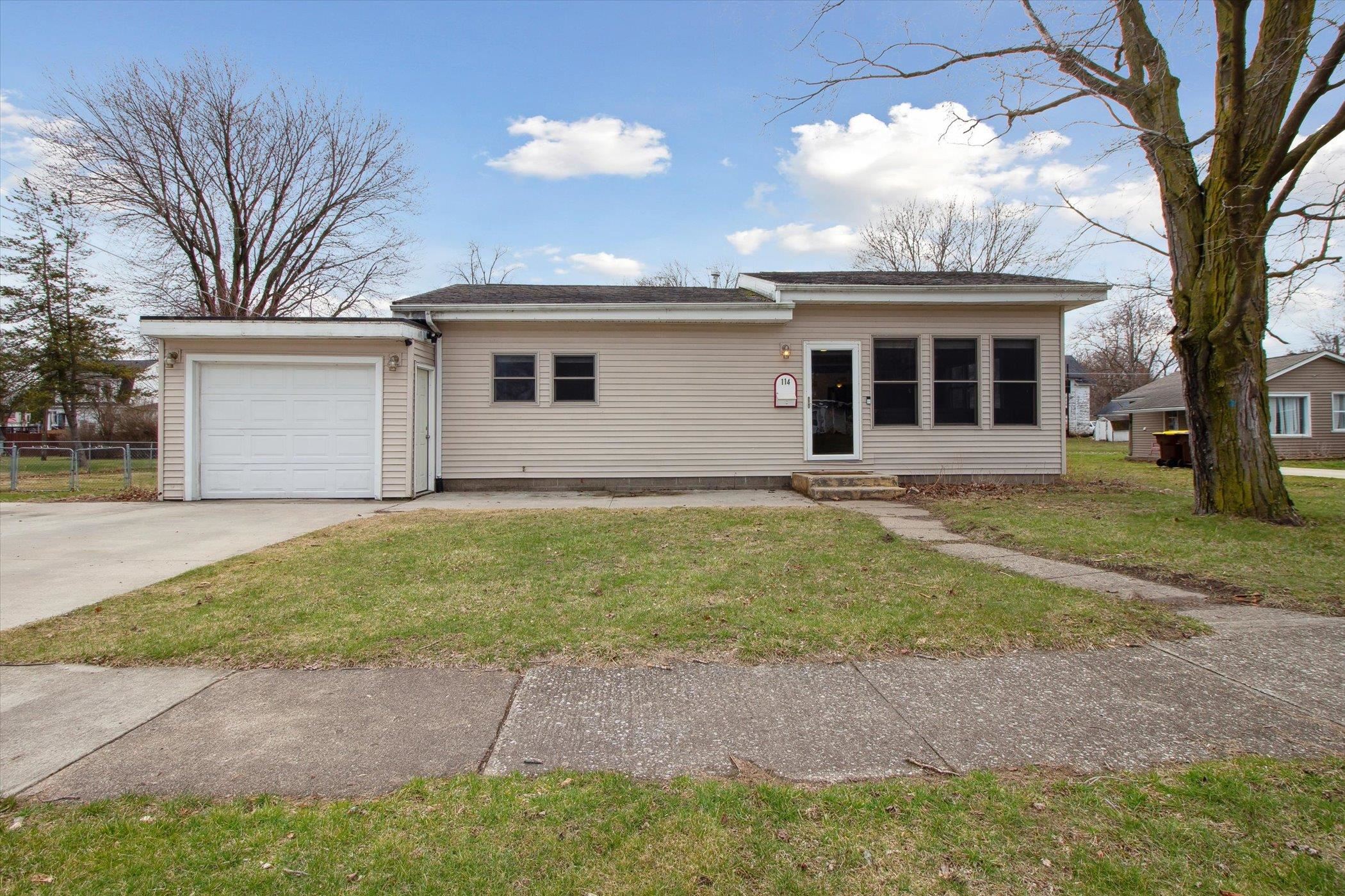 114 Williams Street Alma, MI 48801 - Photo 3 of 32 1932300-3c616006-dd68-4ebc-baa9-5dcc4f70385f.JPG