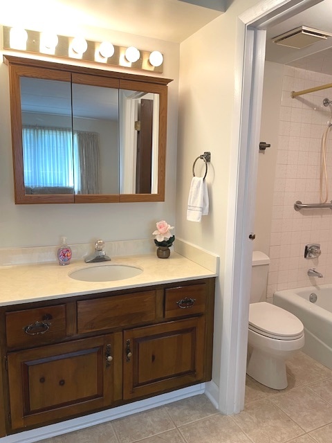 5814 Wolf Road, Unit B1 Western Springs, IL 60558 - Photo 13 of 19 Gallery Image 13