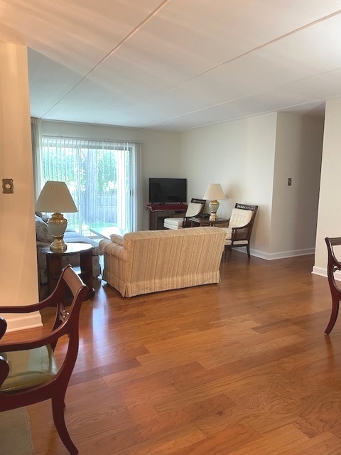 5814 Wolf Road, Unit B1 Western Springs, IL 60558 - Photo 2 of 19 Gallery Image 2