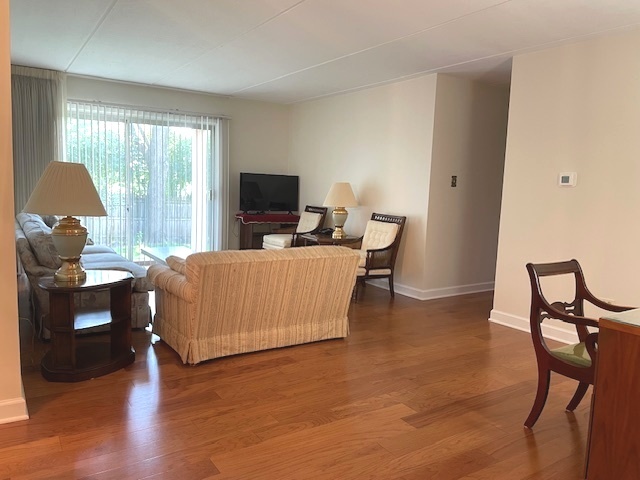5814 Wolf Road, Unit B1 Western Springs, IL 60558 - Photo 3 of 19 Gallery Image 3