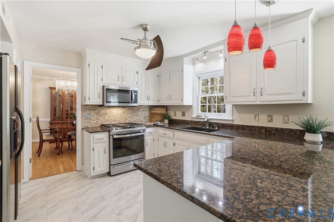 6104 Lansgate Road Midlothian, VA 23112 - Photo 11 of 42 Granite Counters & Tile Backsplash