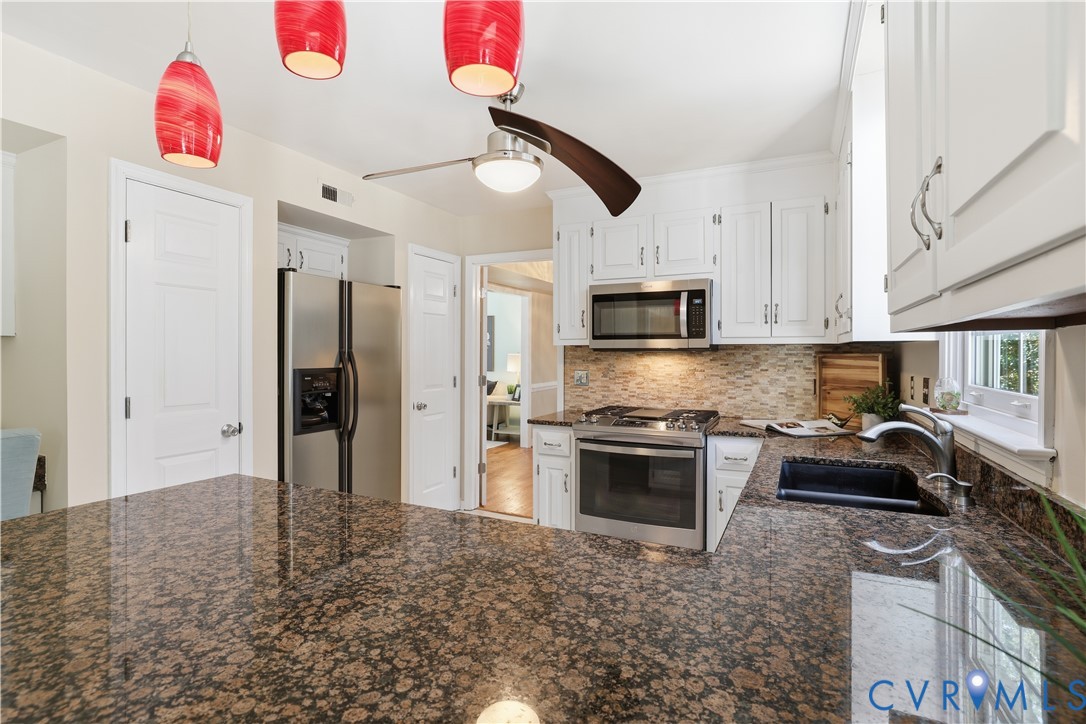 6104 Lansgate Road Midlothian, VA 23112 - Photo 12 of 42 Pendant Lighting & Stainless Appliances