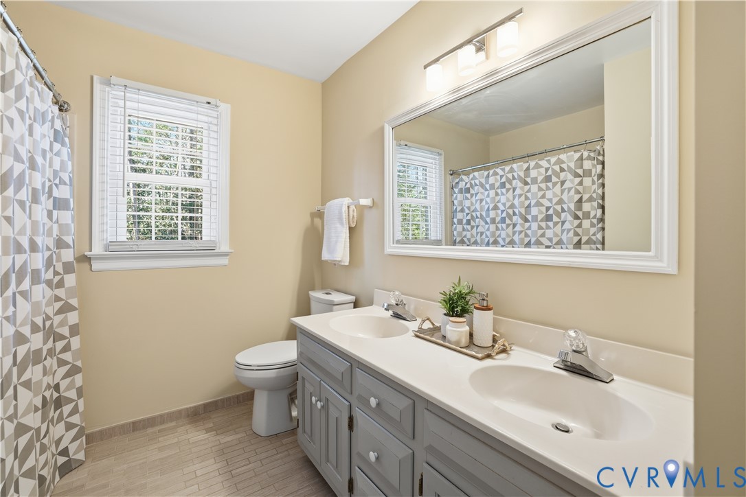 6104 Lansgate Road Midlothian, VA 23112 - Photo 21 of 42 Dual Sinks and Tub with Tile Flooring in Hall Bath