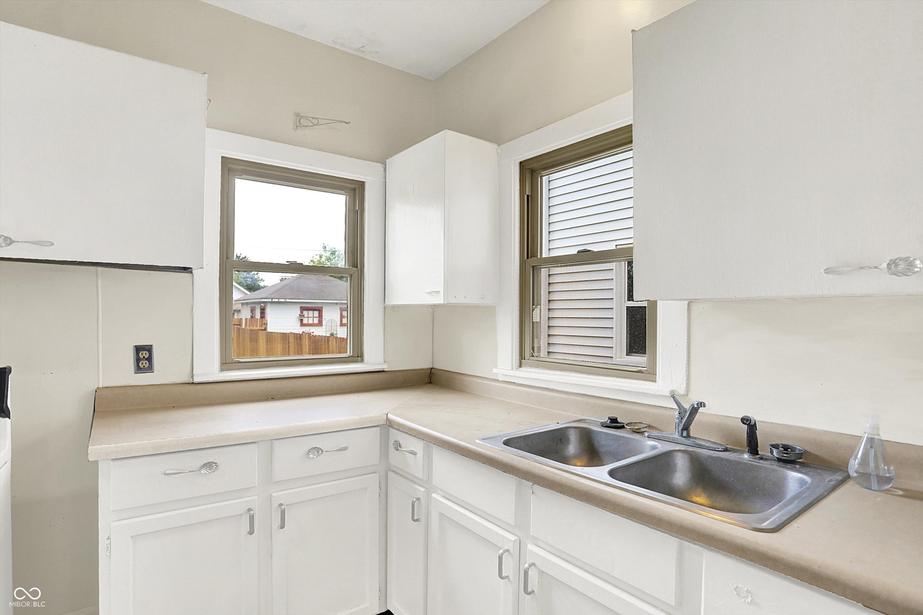 628 North Riley Avenue Indianapolis, IN 46201 - Photo 14 of 36