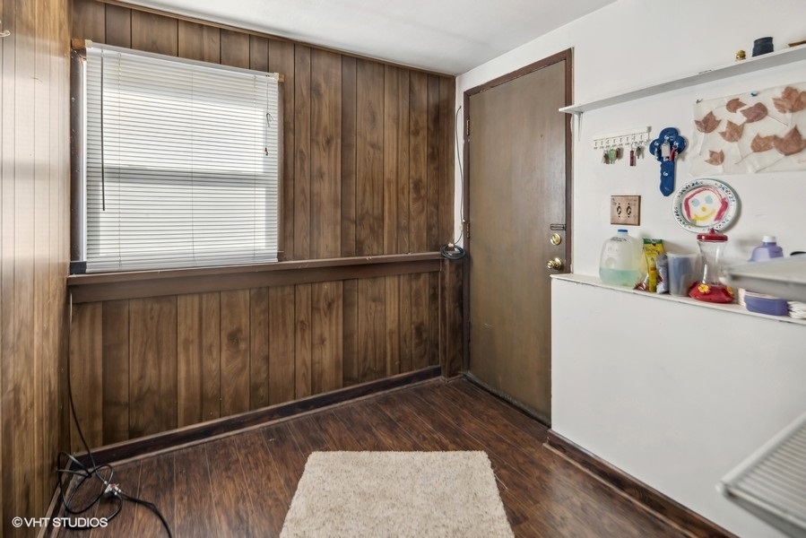 7631 Apple Tree Lane Willowbrook, IL 60527 - Photo 18 of 24 a room with cabinet and a window