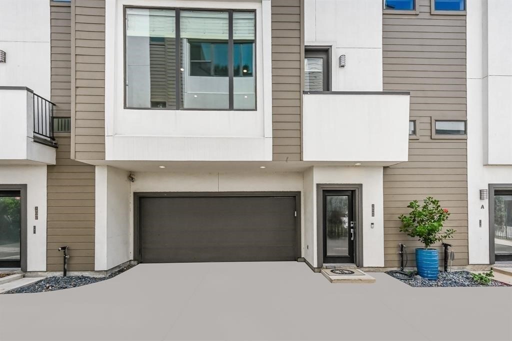 1608 West Webster Street, Unit B Houston, TX 77019 - Photo 9 of 9 a front view of a house with yard