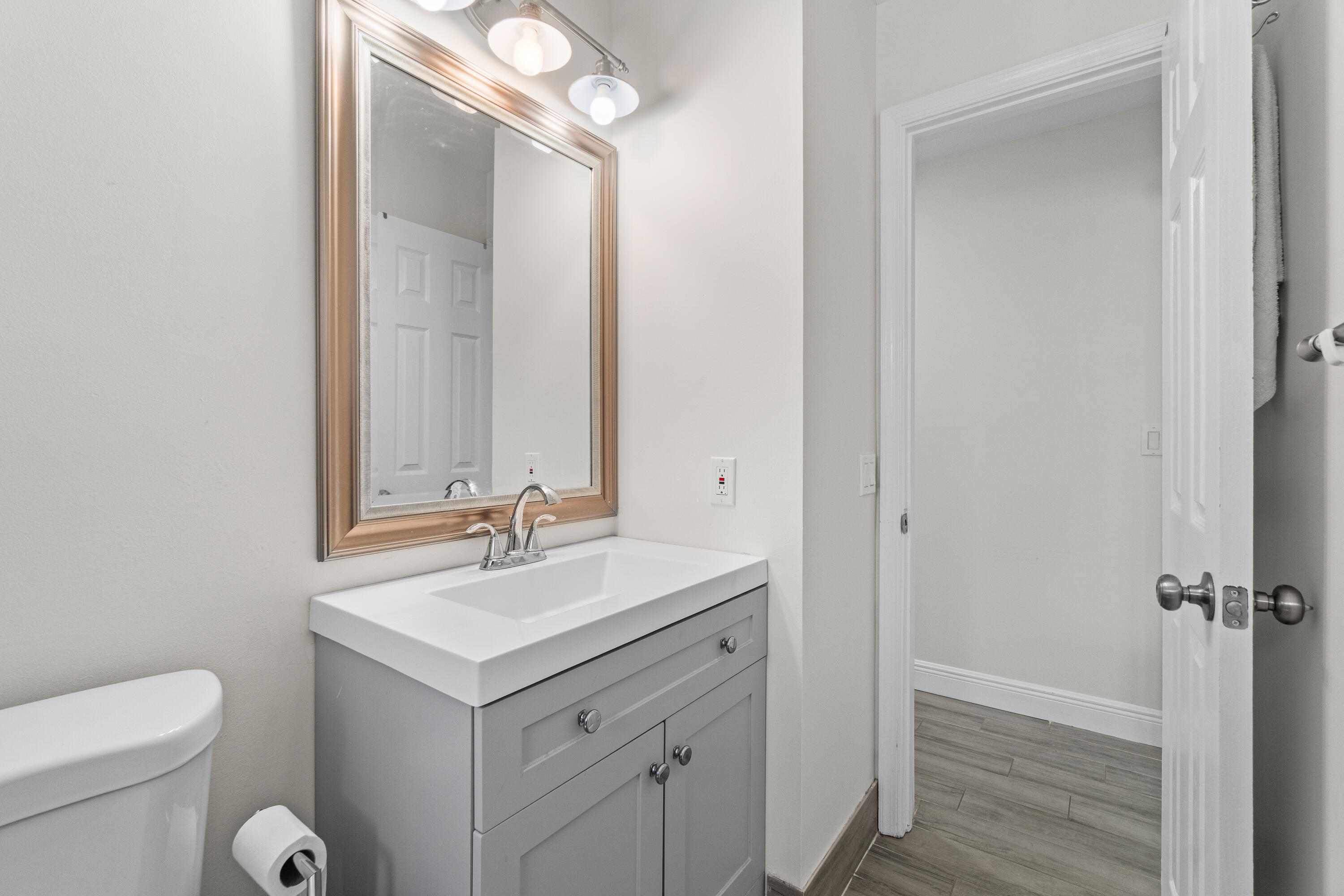 9975 Ligustrum Tree Way, Unit B Boynton Beach, FL 33436 - Photo 19 of 32 Guest Bathroom