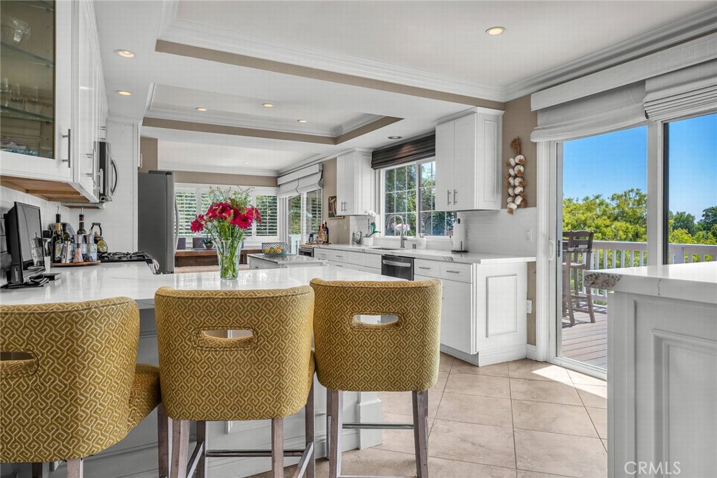 27610 Eastvale Road Palos Verdes Peninsula, CA 90274 - Photo 12 of 66 Kitchen breakfast bar.