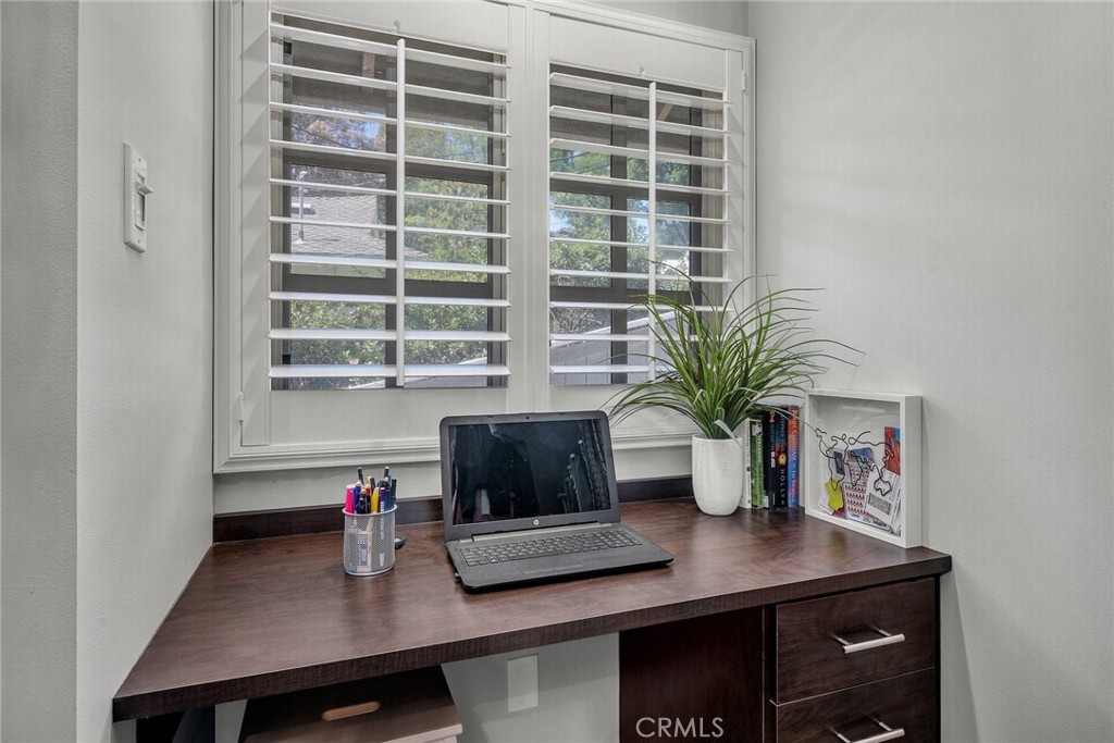 27610 Eastvale Road Palos Verdes Peninsula, CA 90274 - Photo 28 of 66 Desk area.
