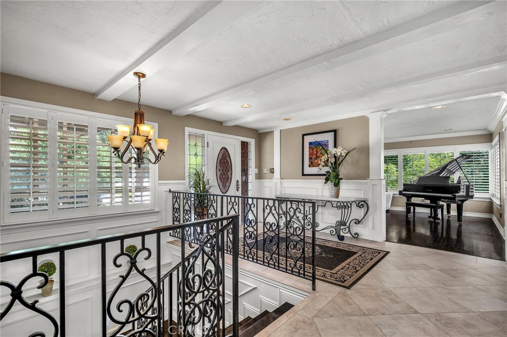 27610 Eastvale Road Palos Verdes Peninsula, CA 90274 - Photo 9 of 66 Formal entry.