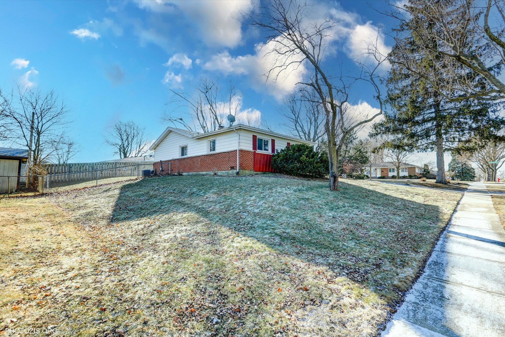 465 Washington Boulevard Hoffman Estates, IL 60169 - Photo 25 of 26 a view of a yard with plants and trees