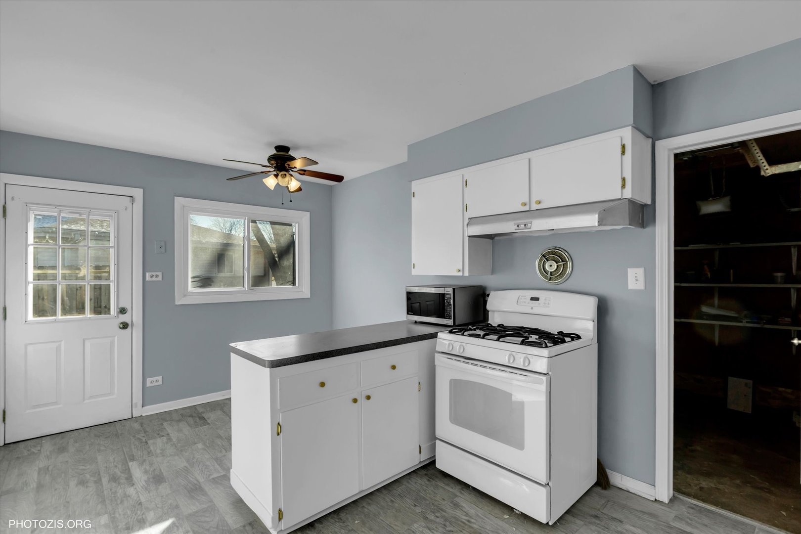 465 Washington Boulevard Hoffman Estates, IL 60169 - Photo 6 of 26 a kitchen with white cabinets and appliances