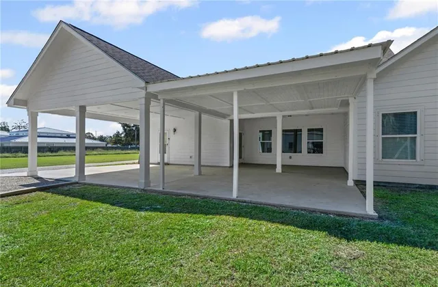 $402,000 | 13693 Highway 23, Belle Chasse, LA 70037