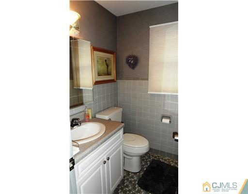 417 Huff Road North Brunswick, NJ 08902 - Photo 12 of 18 Gallery Image 12