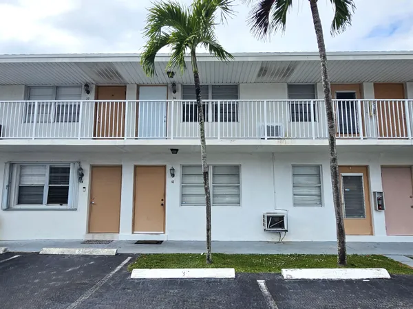 $1,800 | 810 Lake Shore Drive, Unit 14, Lake Park, FL 33403