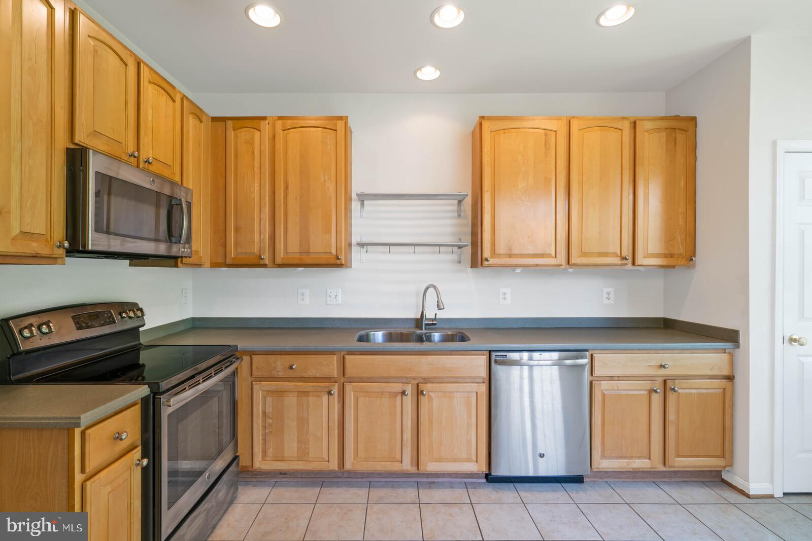 47742 Warwickshire Terrace Sterling, VA 20165 - Photo 22 of 88 42" Cabinets