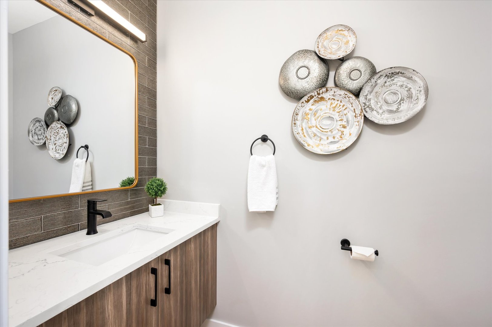 4438 South Drexel Boulevard, Unit D Chicago, IL 60653 - Photo 17 of 29 a bathroom with a sink and a mirror