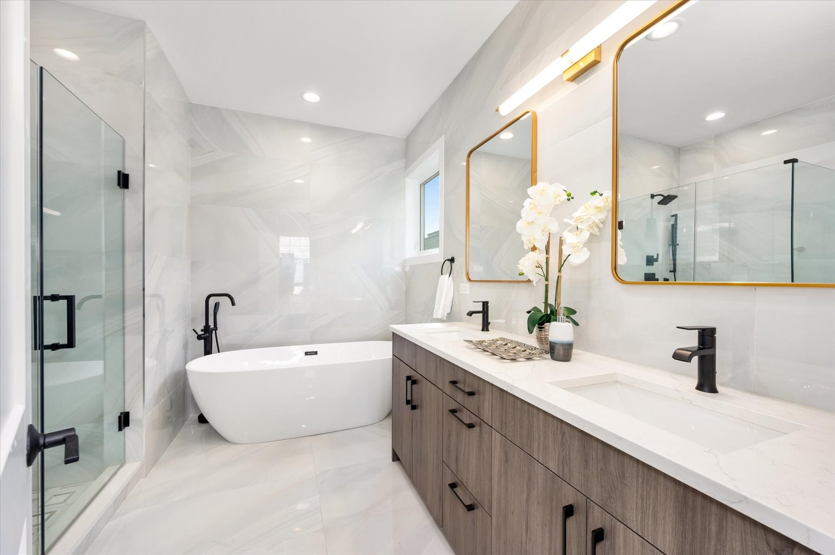 4438 South Drexel Boulevard, Unit D Chicago, IL 60653 - Photo 20 of 29 a spacious bathroom with a double vanity sink mirror and bathtub