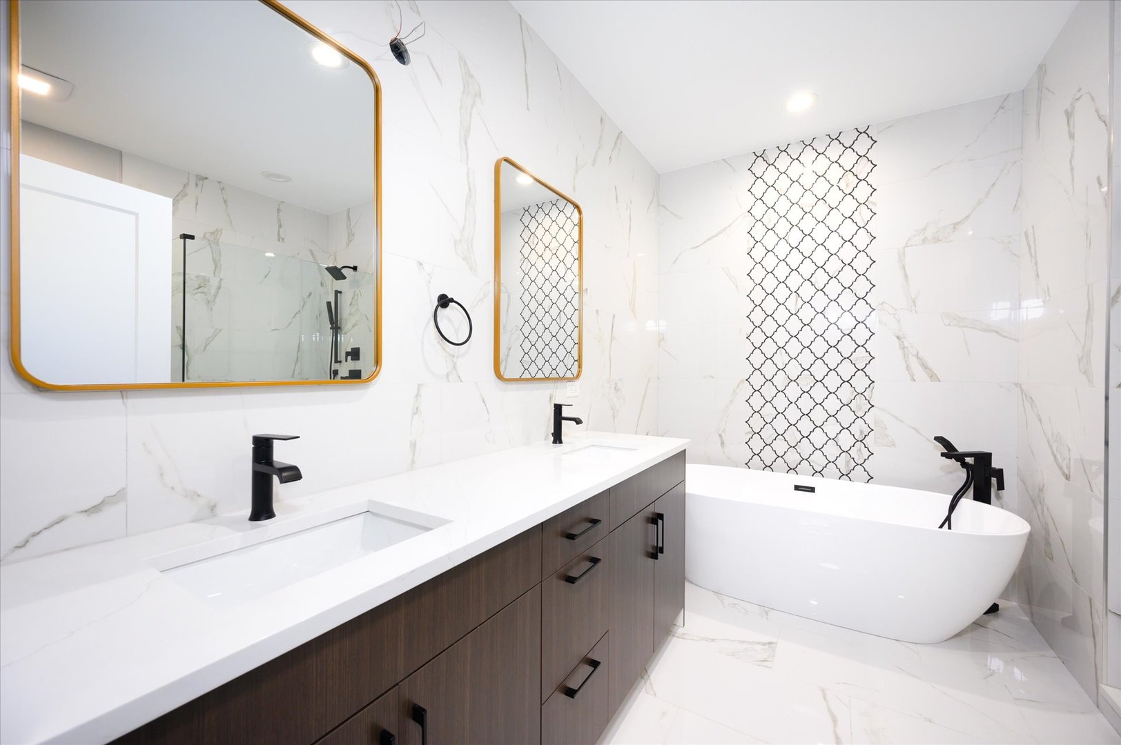 4438 South Drexel Boulevard, Unit D Chicago, IL 60653 - Photo 3 of 29 a bathroom with a white tub a sink and mirror