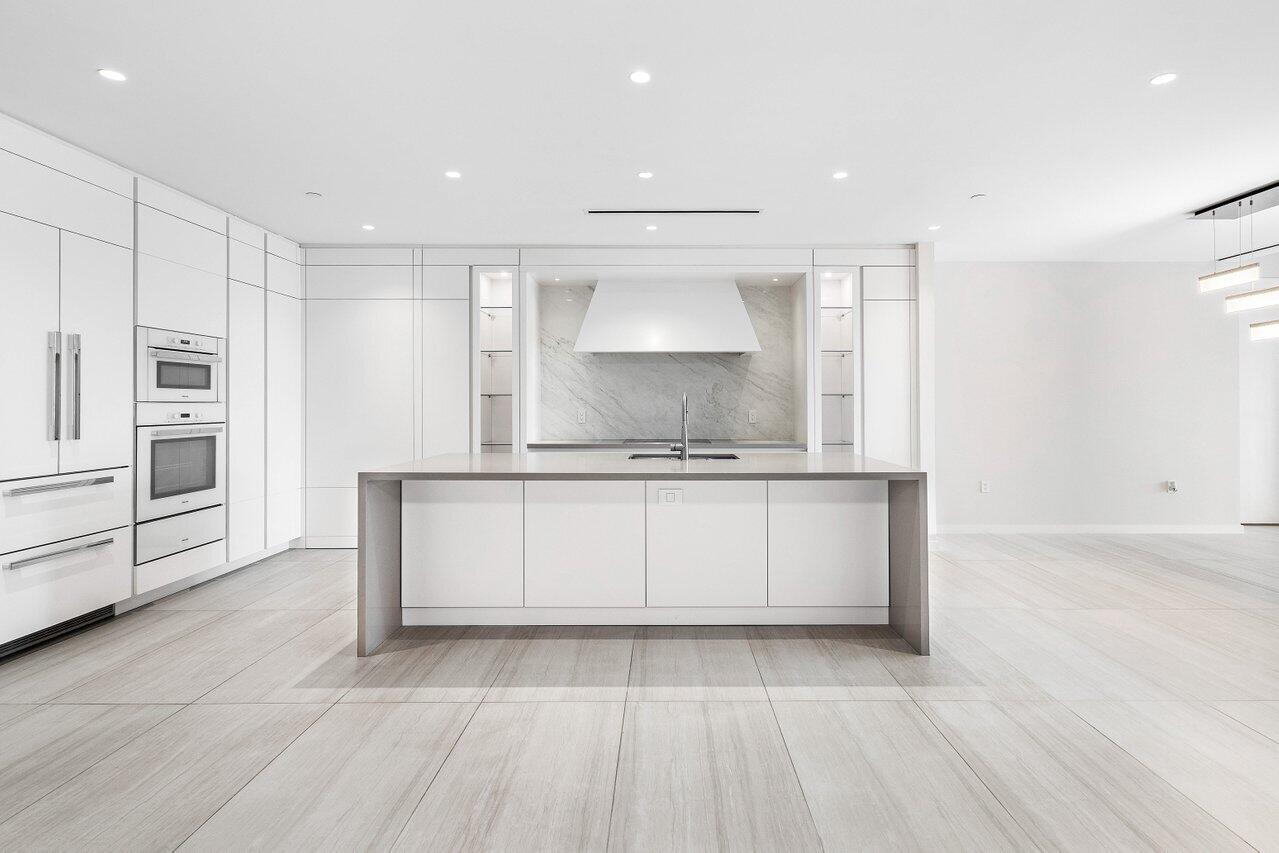 200 Southeast Mizner Boulevard, Unit 514 Boca Raton, FL 33432 - Photo 4 of 74 Kitchen