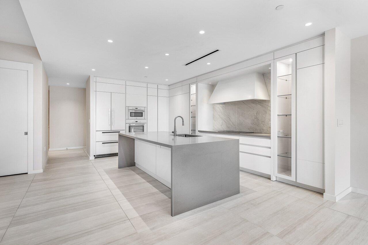 200 Southeast Mizner Boulevard, Unit 514 Boca Raton, FL 33432 - Photo 5 of 74 Kitchen