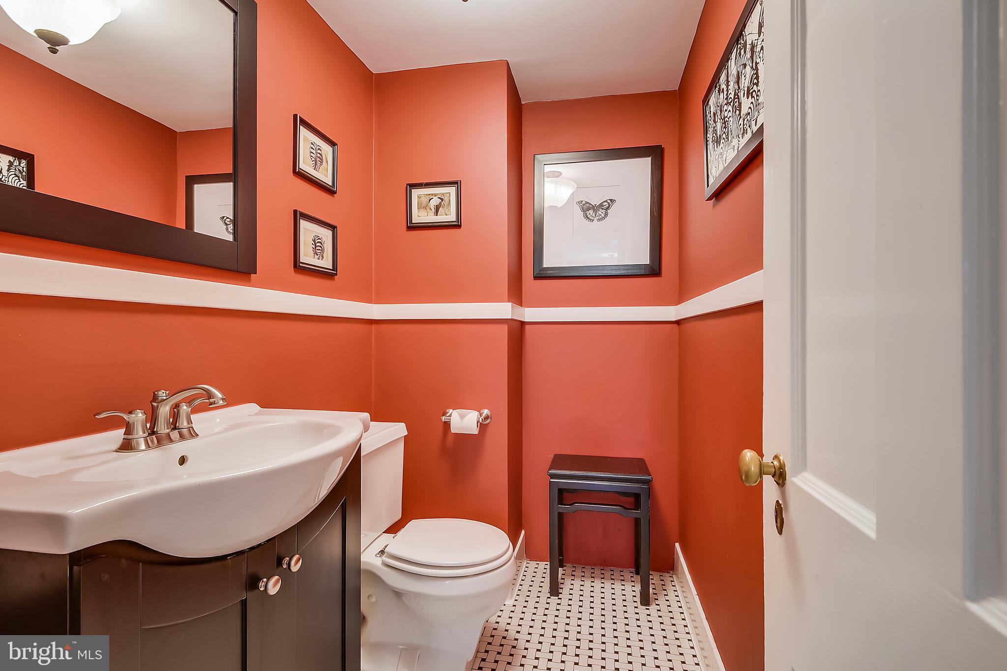 309 Tunbridge Road Baltimore, MD 21212 - Photo 15 of 40 Main Level Powder Room