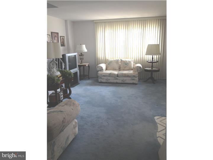 9914 Wingtip Road Philadelphia, PA 19115 - Photo 3 of 16 Living Room