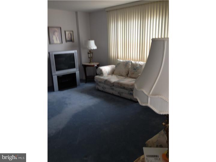 9914 Wingtip Road Philadelphia, PA 19115 - Photo 4 of 16 Living Room