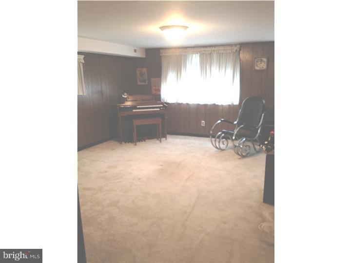 9914 Wingtip Road Philadelphia, PA 19115 - Photo 10 of 16 Family Room