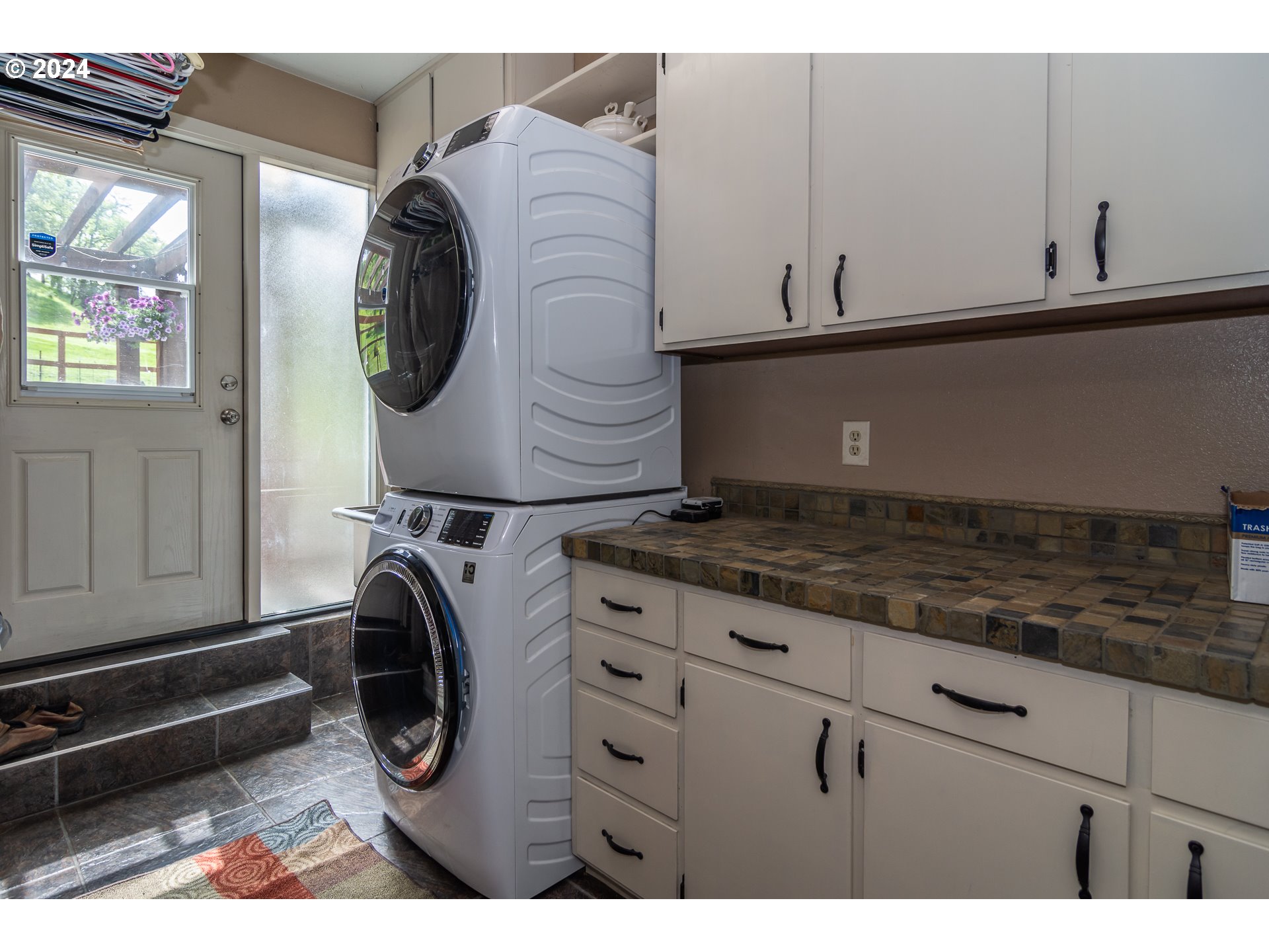 9373 Roberts Creek Road Roseburg, OR 97470 - Photo 13 of 48 Laundry