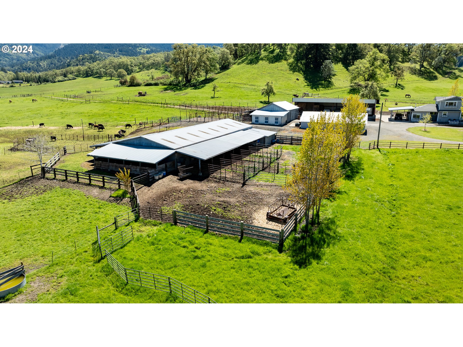 9373 Roberts Creek Road Roseburg, OR 97470 - Photo 33 of 48 Barn