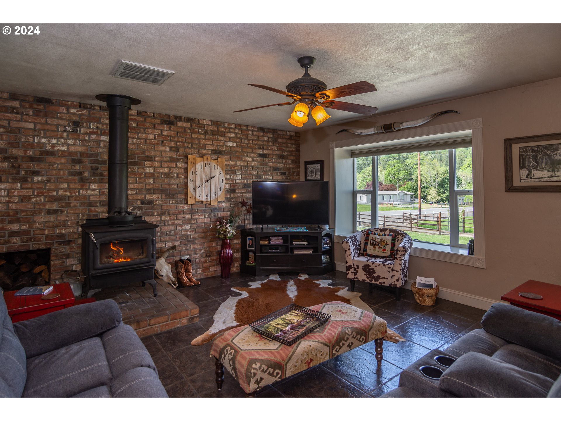 9373 Roberts Creek Road Roseburg, OR 97470 - Photo 5 of 48 Living Room