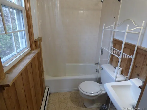 $1,400 | 16 Pilgrim Trail, Unit F8, Woodbury, CT 06798