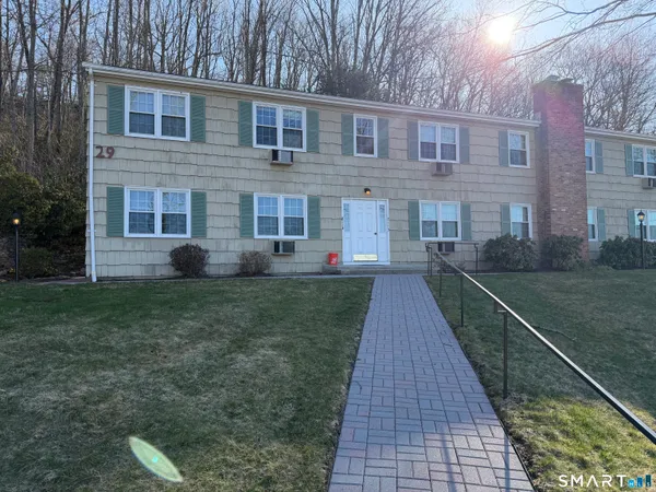 $1,425 | 16 Pilgrim Trail, Unit F8, Woodbury, CT 06798