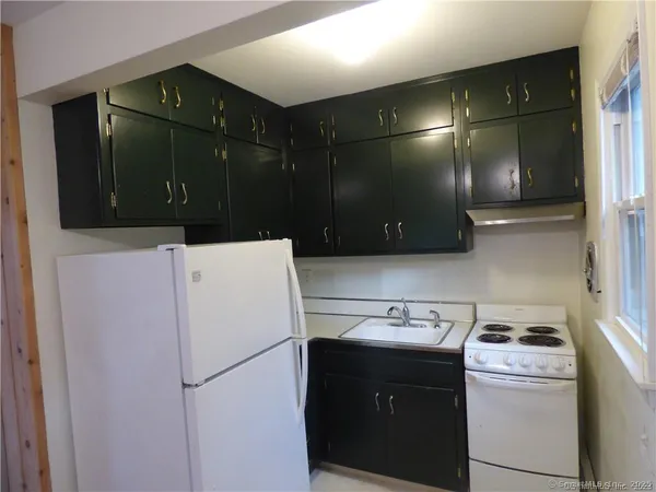 $1,400 | 16 Pilgrim Trail, Unit F8, Woodbury, CT 06798
