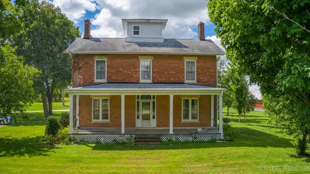 a view of an house with backyard