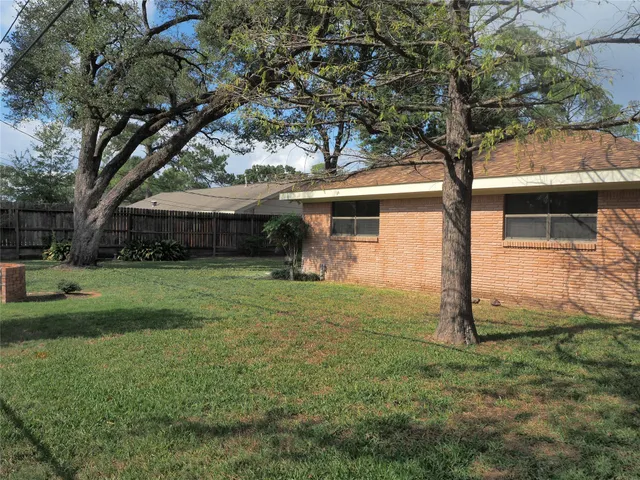 $2,800 | 10319 Raritan Drive, Houston, TX 77043