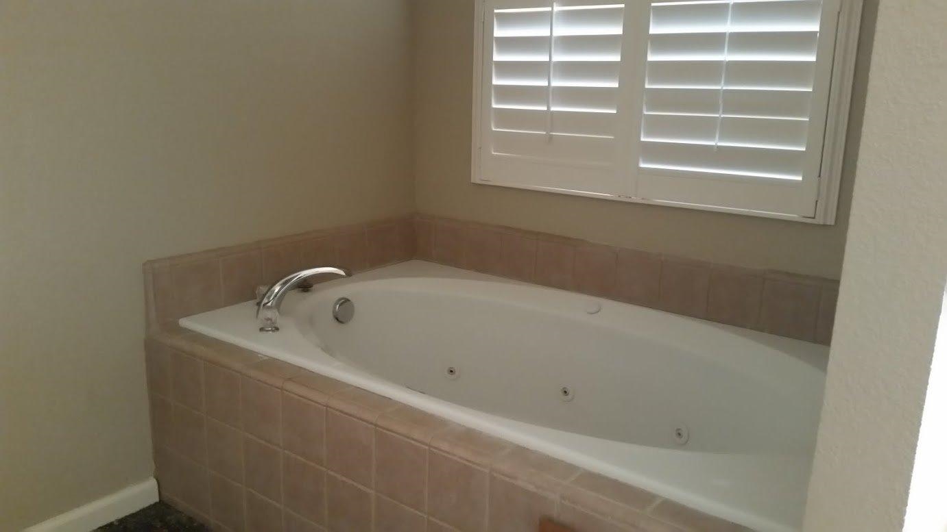 16714 Paula Road Madera, CA 93636 - Photo 9 of 10 Nice big tub in master's bedroom bathroom