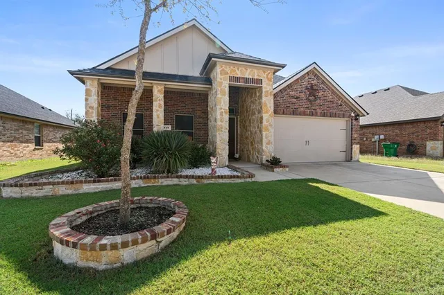 $324,900 | 548 Clearlake Drive, Waxahachie, TX 75165